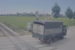 &Ocirc; t&ocirc; tải vượt đ&egrave;n đỏ, t&ocirc;ng g&atilde;y cần chắn đường sắt ở Bắc Ninh