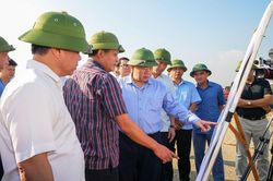 Chủ tịch TP Hải Ph&ograve;ng kiểm tra c&aacute;c dự &aacute;n trọng điểm của th&agrave;nh phố