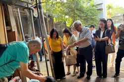 Kh&aacute;m ph&aacute; l&agrave;ng nghề thủ c&ocirc;ng chuy&ecirc;n 'd&aacute;t v&agrave;ng' tr&ecirc;n gỗ tại H&agrave; Nội