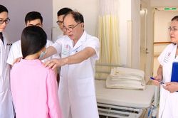 Lần đầu tiên thực hiện thành công nắn chỉnh vẹo cột sống không ghép xương tại Việt Nam