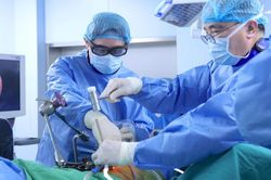 Lần đầu tiên tại Việt Nam phẫu thuật nắn chỉnh vẹo cột sống không ghép xương