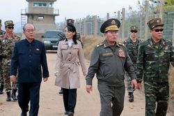 Em g&aacute;i nh&agrave; l&atilde;nh đạo Kim Jong-un thị s&aacute;t ph&ograve;ng tuyến bi&ecirc;n giới, cảnh b&aacute;o đ&aacute;p trả H&agrave;n Quốc