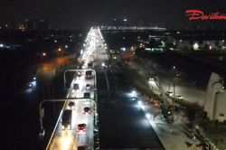 H&agrave; Nội: C&ocirc;ng nh&acirc;n xuy&ecirc;n đ&ecirc;m đổ 400 m3 b&ecirc; t&ocirc;ng lắp trạm c&acirc;n tự động tr&ecirc;n cầu Thăng Long