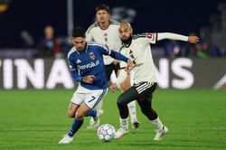 MU pressing nhiều thứ hai Champions League, v&igrave; sao vẫn thua thảm?