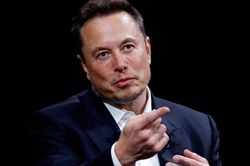 Elon Musk tranh chấp với t&igrave;nh cũ