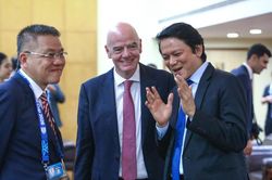 Ch&acirc;u &Aacute; ủng hộ Infantino