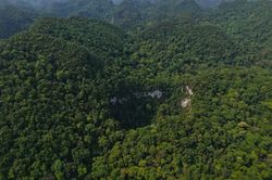 Cận cảnh hố sụt khổng lồ sâu 120 m mới phát hiện ở Việt Nam