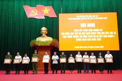 Quảng Ng&atilde;i khen thưởng c&aacute;c tập thể, c&aacute; nh&acirc;n xuất sắc trong t&igrave;m kiếm, quy tập h&agrave;i cốt liệt sĩ