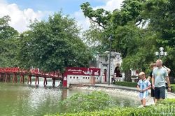 Thời tiết ng&agrave;y 23/10: Bắc Bộ ng&agrave;y nắng, Nam Bộ c&oacute; mưa r&agrave;o v&agrave; d&ocirc;ng v&agrave;i nơi