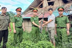 Tuy&ecirc;n Quang: Vận động giao nộp vũ kh&iacute;, giữ b&igrave;nh y&ecirc;n từ th&ocirc;n, bản