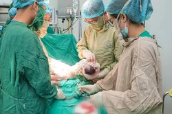 Sản phụ ung thư v&uacute; di căn nhiều cơ quan vượt qua ca mổ lấy thai nguy cơ cao