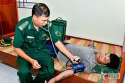 Bộ đội Bi&ecirc;n ph&ograve;ng TP Cần Thơ tiếp nhận 4 ngư d&acirc;n gặp nạn tr&ecirc;n biển