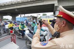 H&agrave; Nội: Xử l&yacute; vi phạm an to&agrave;n đường sắt, nhiều xe bị phạt nguội