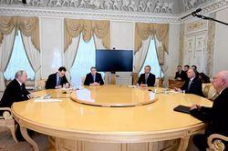 Nga, Ukraine ph&aacute;t t&iacute;n hiệu đ&agrave;m ph&aacute;n, &ocirc;ng Trump n&oacute;i h&ograve;a b&igrave;nh gần hơn bao giờ hết