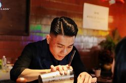 Ch&iacute;n năm theo đuổi giấc mơ đại học của ch&agrave;ng trai pha chế được nhận học bổng từ trường quốc tế