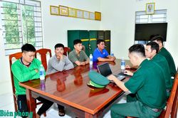 Bộ đội Bi&ecirc;n ph&ograve;ng th&agrave;nh phố Cần Thơ tiếp nhận 4 thuyền vi&ecirc;n gặp nạn tr&ecirc;n biển