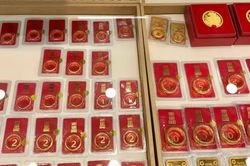 Gi&aacute; v&agrave;ng tiếp tục giảm