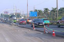 Cầu Thăng Long trước mốc 31/10: Xe nối đuôi qua đoạn đường thu hẹp