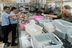 Khởi tố chủ cơ sở kinh doanh đồng hồ giả mạo thương hiệu nổi tiếng