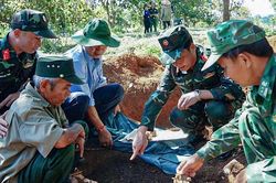 Gi&agrave; l&agrave;ng T&acirc;y Nguy&ecirc;n nhường đất, chặt c&acirc;y để t&igrave;m h&agrave;i cốt liệt sĩ