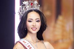 Nữ MC song ngữ cao 1,77m vỡ òa đăng quang Miss Charm Vietnam 2026