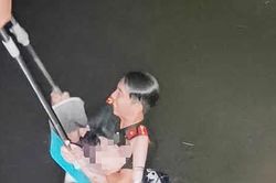 C&ocirc; g&aacute;i 19 tuổi bất ngờ bỏ lại t&uacute;i x&aacute;ch nhảy xuống nước, đại &uacute;y c&ocirc;ng an lao xuống cứu