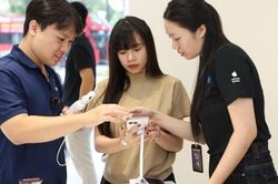 iPhone gập lần đầu ra mắt, người d&ugrave;ng Việt đ&oacute;n nhận ra sao?