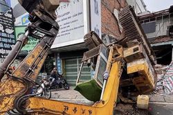 Xe múc lật ngửa giữa đường, giao thông ùn tắc hơn 1km