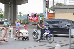 H&agrave; Nội xử l&yacute; hơn 500 vi phạm giao th&ocirc;ng đường sắt, phạt hơn 370 triệu