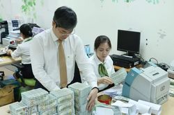 L&atilde;i suất huy động giảm, l&atilde;i vay vẫn neo cao