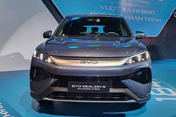 Ô tô PHEV tầm 700 triệu đồng, chọn Geely EX5 hay BYD Sealion 5?
