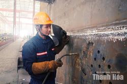 Người thợ h&agrave;n giỏi nghề, say m&ecirc; s&aacute;ng tạo