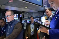S&P 500 v&agrave; Nasdaq lao dốc v&igrave; cổ phiếu AI bị b&aacute;n th&aacute;o, gi&aacute; dầu 'nhảy' l&ecirc;n đỉnh 5 th&aacute;ng