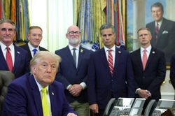 Tổng thống Trump viện dẫn luật từ thời Chiến tranh Lạnh để th&uacute;c đẩy khai th&aacute;c v&agrave; lọc dầu