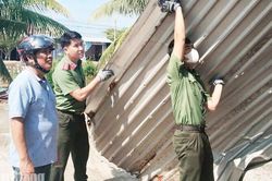Gi&uacute;p d&acirc;n khắc phục hậu quả thi&ecirc;n tai