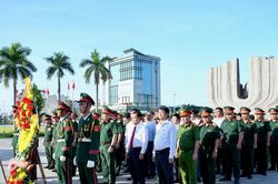 D&acirc;ng hương tưởng niệm c&aacute;c anh h&ugrave;ng liệt sĩ tại Đ&agrave;i Tưởng niệm th&agrave;nh phố Đ&agrave; Nẵng
