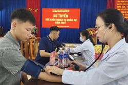 Thăng An: 17 thanh ni&ecirc;n viết đơn t&igrave;nh nguyện nhập ngũ đều đạt chuẩn sức khỏe