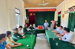 Bộ CHQS tỉnh Điện Bi&ecirc;n thăm, tặng qu&agrave; tại x&atilde; Thanh Y&ecirc;n