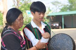 Nghệ nh&acirc;n H'Y&ocirc;ng trao truyền nhịp chi&ecirc;ng cho thế hệ trẻ
