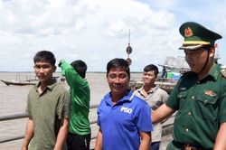 Bộ đội Bi&ecirc;n ph&ograve;ng Cần Thơ tiếp nhận 4 ngư d&acirc;n L&acirc;m Đồng gặp nạn tr&ecirc;n biển
