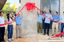 Lễ b&agrave;n giao nh&agrave; 'Đại đo&agrave;n kết' cho hộ ngh&egrave;o