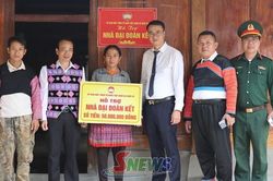 Suối Tọ trao nh&agrave; Đại đo&agrave;n kết cho hộ ngh&egrave;o