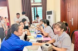 Hơn 500 người tham gia Ng&agrave;y hội hiến m&aacute;u tại Y&ecirc;n Sơn