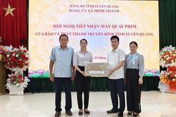 B&aacute;o v&agrave; ph&aacute;t thanh, truyền h&igrave;nh Tuy&ecirc;n Quang trao tặng camera cho x&atilde; Minh Thanh