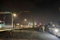 H&agrave; Nội: Xuy&ecirc;n đ&ecirc;m thi c&ocirc;ng trạm c&acirc;n tự động tại đầu cầu Thăng Long