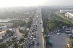 Hà Nội: Cầu Thăng Long thoát cảnh ùn tắc kéo dài, dòng xe dần thông suốt