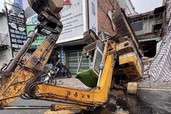 TP.HCM: Xe múc lật ngửa, chắn đường gây ùn tắc hơn 1km