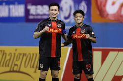 HLV Chu Đ&igrave;nh Nghi&ecirc;m v&agrave; CLB Ninh B&igrave;nh được vinh danh ở V-League