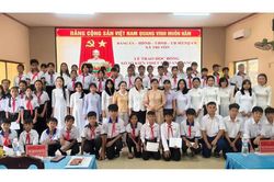 Hội Khuyến học x&atilde; Tri T&ocirc;n (An Giang) phối hợp trao 57 suất học bổng 'Tiếp bước đến trường'