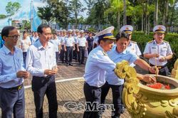 D&acirc;ng hương tri &acirc;n c&aacute;c anh h&ugrave;ng liệt sĩ 'Đo&agrave;n t&agrave;u kh&ocirc;ng số' tại Bến V&agrave;m Lũng
